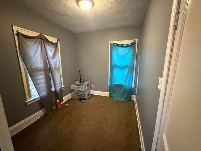 Building Photo - 4 BED 1 BATH SINGLE FAMILY HOME IN THE UNI...