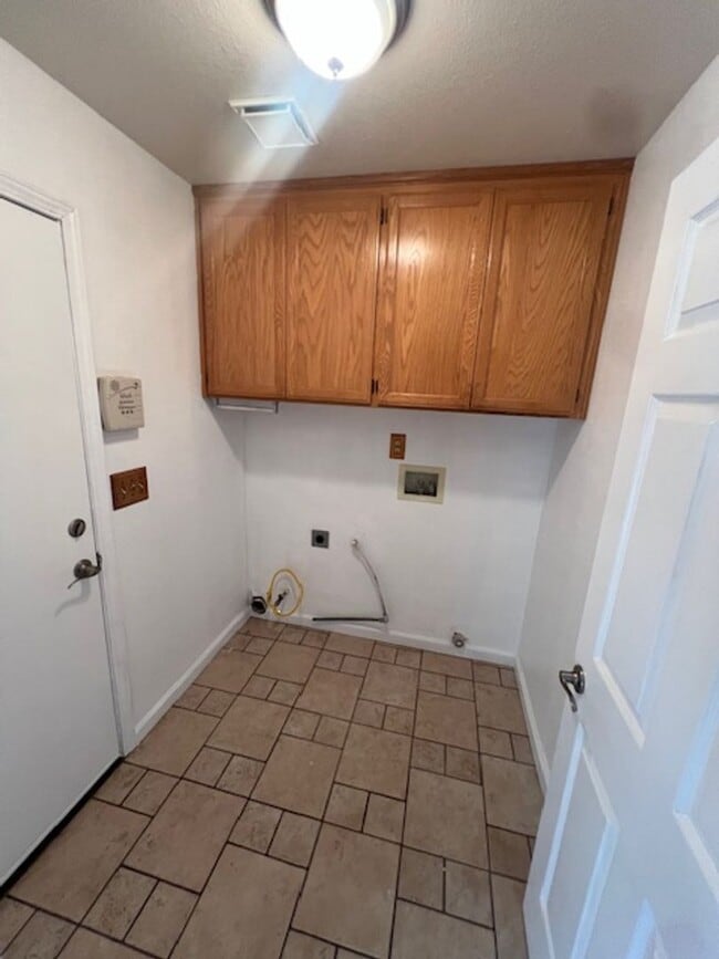 Building Photo - Beautiful spacious home