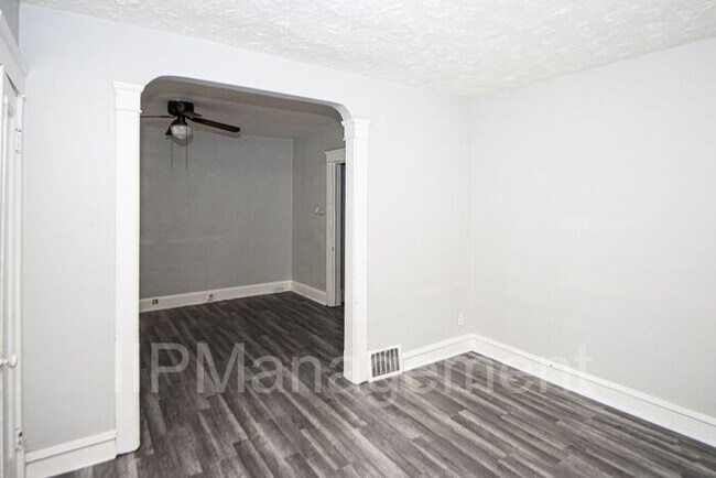 Building Photo - Newly Renovated 2 Bedroom Down Unit in Cle...