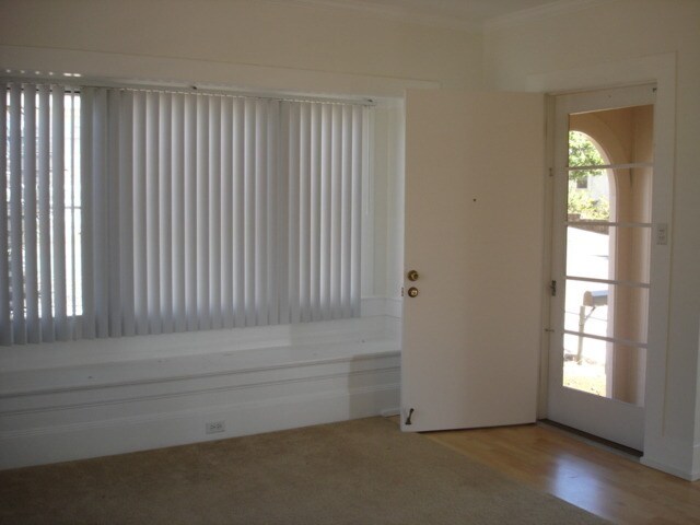 Building Photo - Charming 3 bedroom, 1 bath house with gara...