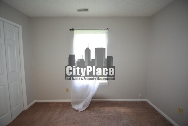 Building Photo - 525 E Pine Ridge Dr