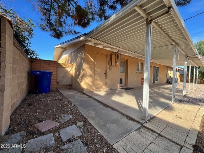 Building Photo - 551 W Gail Dr