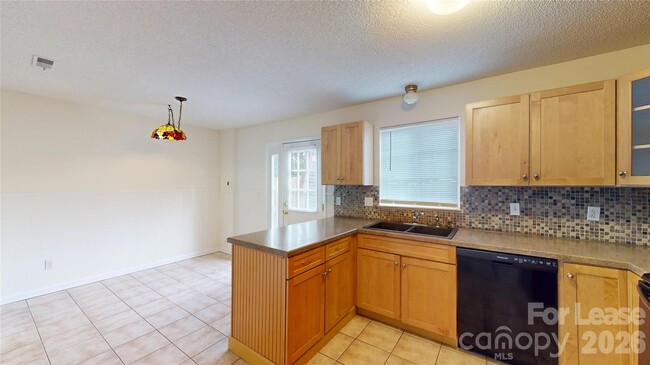 Building Photo - 1211 Scaleybark Rd