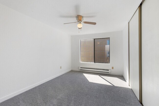 Building Photo - Spacious 1 Bedroom Apartment w/ Parking in...