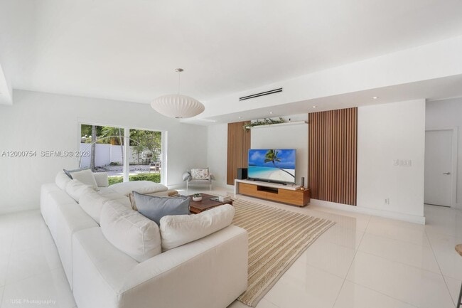 Building Photo - 1641 Tigertail Ave