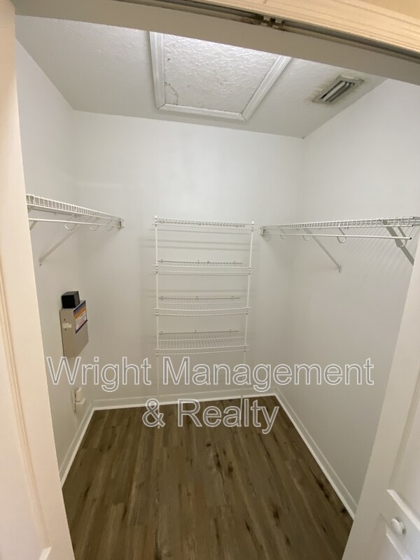 Building Photo - 1231 Brooke View Dr
