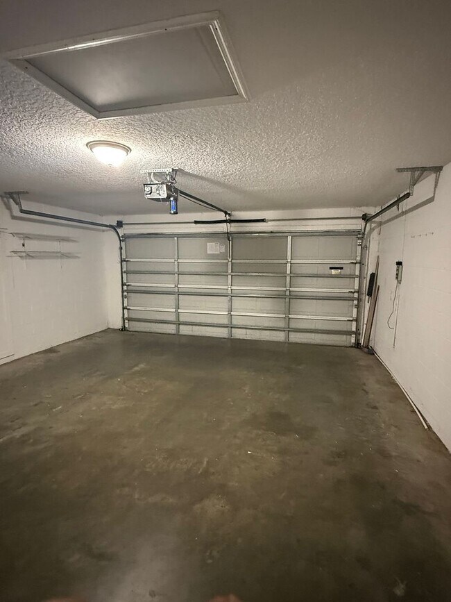 Building Photo - Chickasaw Place 3 Bedroom +Office or 4th B...