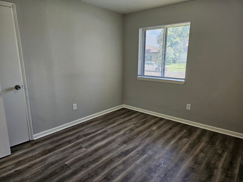another view of the 3rd bedroom - 9806 Thrush St