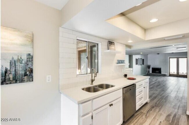 Building Photo - 2 E Loma Ln