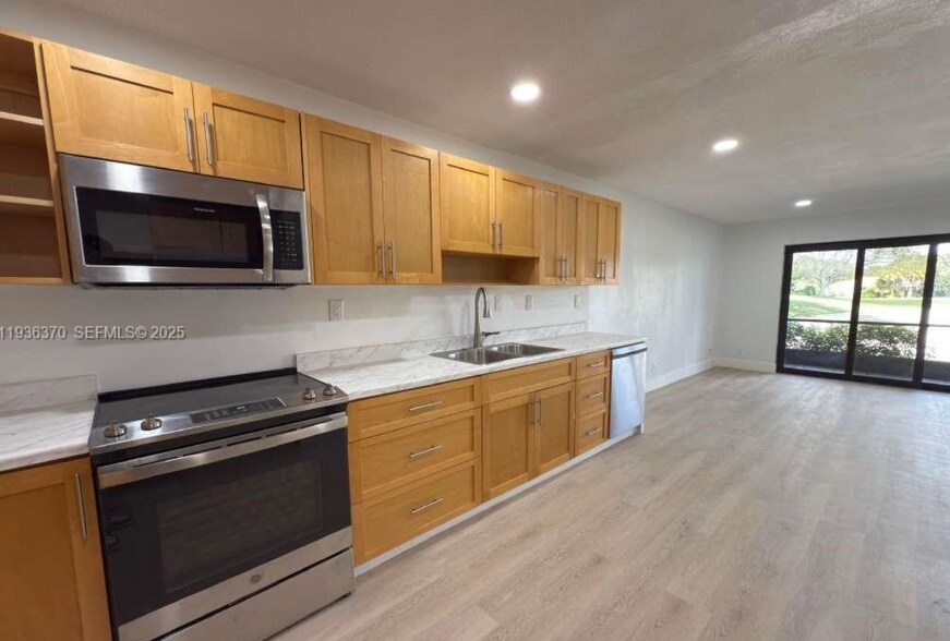 Building Photo - 9001 Jacaranda Ln