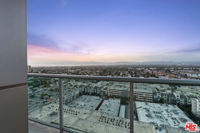 Building Photo - 13700 Marina Pointe Dr