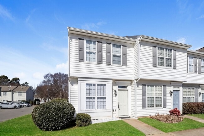 Building Photo - Two Bedroom 2.5 Bathroom Townhouse Available!