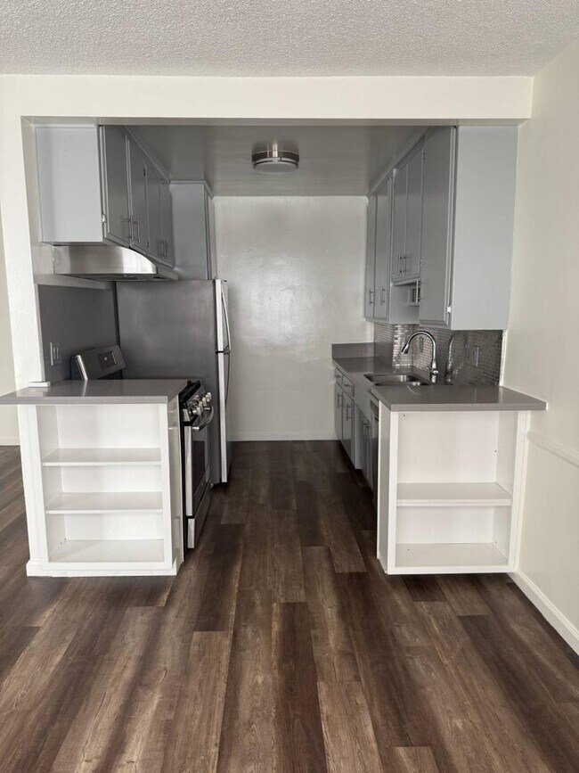 Building Photo - 2.0 bedroom in West Hollywood California 9...