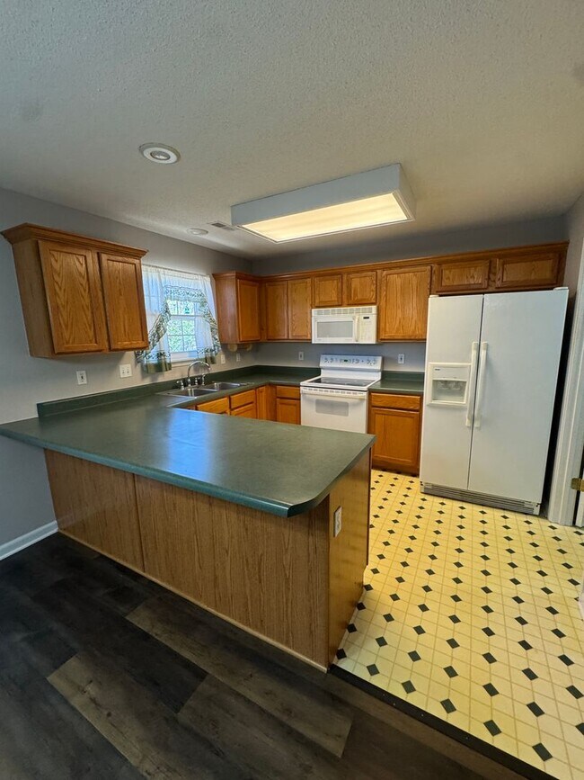 Building Photo - Spacious 3-bedroom, 2-bath home with a 2-car garage!