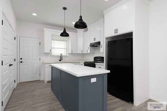 Building Photo - 405 Lion's Villa Ave