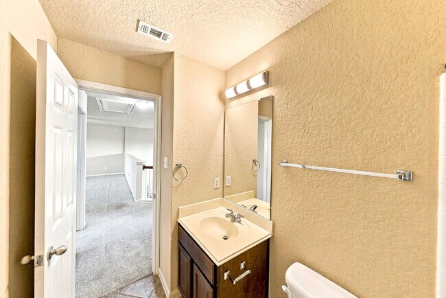 Building Photo - VIEWS VIEWS VIEWS! Ask about our rent incentives and Book your self guided tour today!