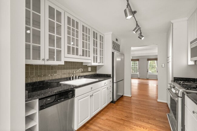 Building Photo - 3 Bed 2 Full Bath/2 Half Bath - Rockville Townhouse - Move In Ready