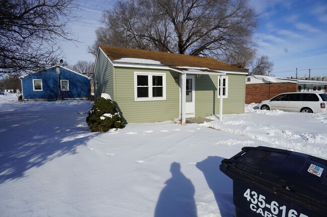 Building Photo - Charming 2-Bedroom Home on a Huge Corner Lot