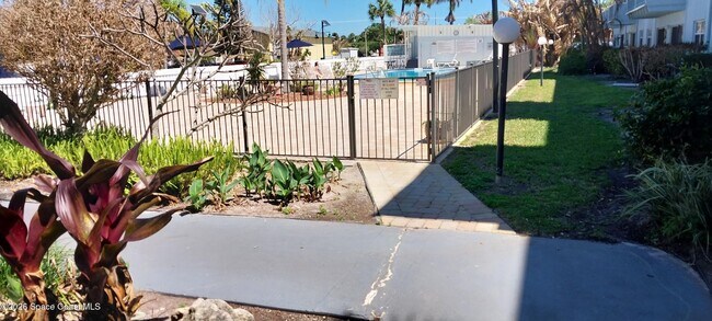 Building Photo - 221 Columbia Dr