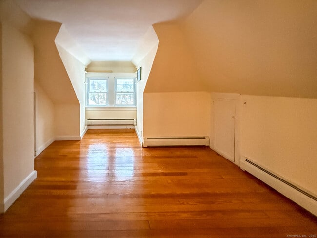 Building Photo - 2 Maple Ln