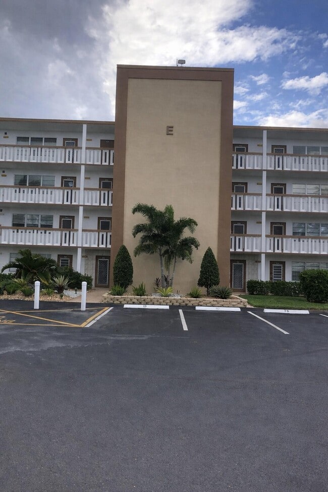 Building Photo - 3085 Cornwall E