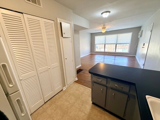 Building Photo - 1568 Alexandria Dr