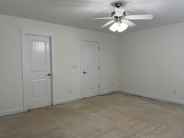 Building Photo - 527 Dubois Ct