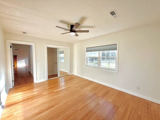 Building Photo - 1216 Eastwood Ave