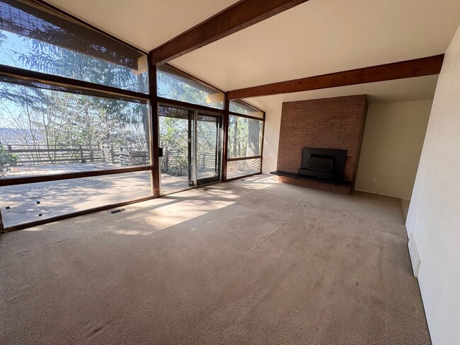 Building Photo - Mid-century modern view 3 bed house on top private drive with view of valley