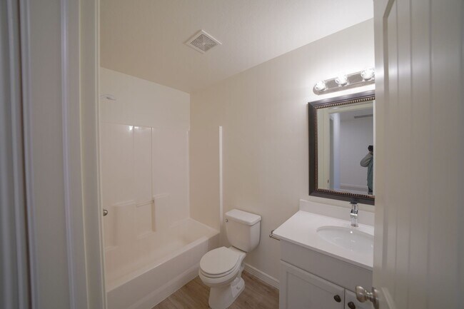 Building Photo - Remodeled 3 Bed / 2.5 Bath Townhome in Great Location