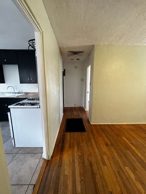 Building Photo - 1 bedroom / 1 bath close to KAFB and I-25 Move-in Special!