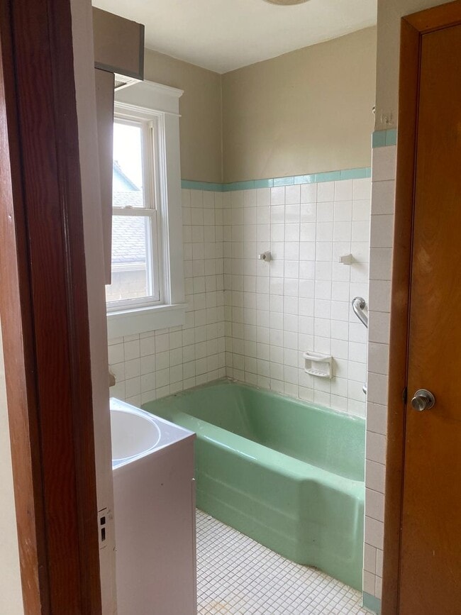 Building Photo - 1st Floor 1 Bedroom