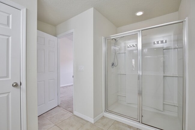 Building Photo - Beautiful 3/2.5 Spacious Townhome with 1 Car Garage in the Gated Community of Jackson Park - Orla...