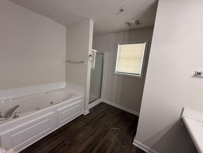 Building Photo - Modern Updated Top Floor unit! Freshly Pai...