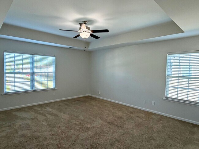 Building Photo - Spacious 5-bedroom, 3-bath home featuring two additional flex rooms!