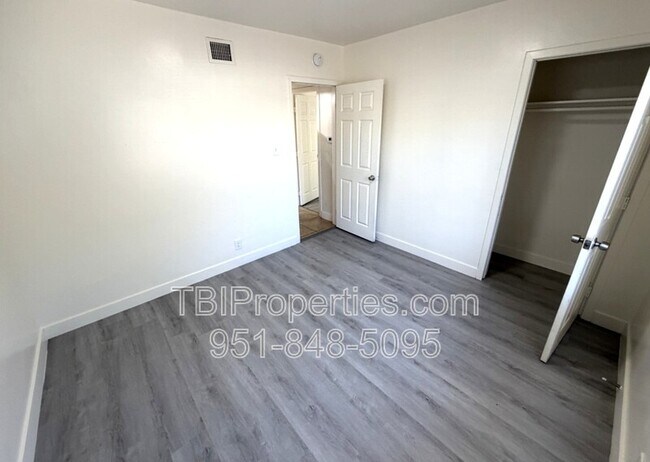 Building Photo - 3552 N Alameda Ave