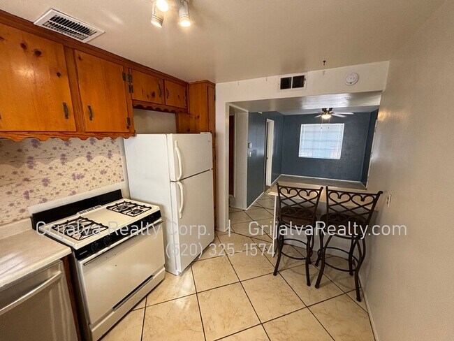 Building Photo - 4 Bed, 2 Bath House on a Large Corner Lot for Rent (22nd St/Wilmot)