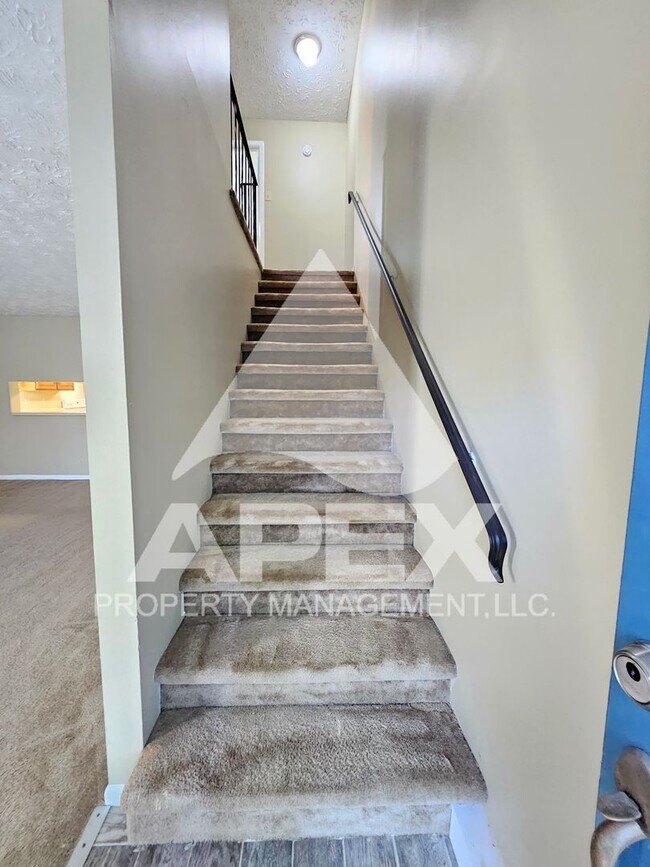 Building Photo - Spacious 2-Bdrm 1.5 Ba Townhouse style Condo in West Knoxville! End Unit!