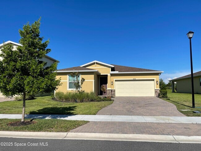 Primary Photo - 696 Veridian Cir NW