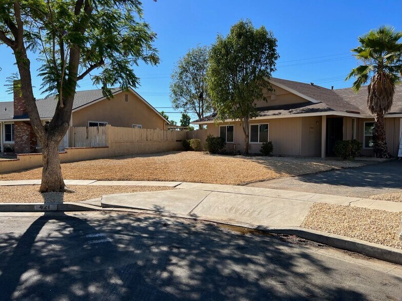 Primary Photo - 421 Royal Cir