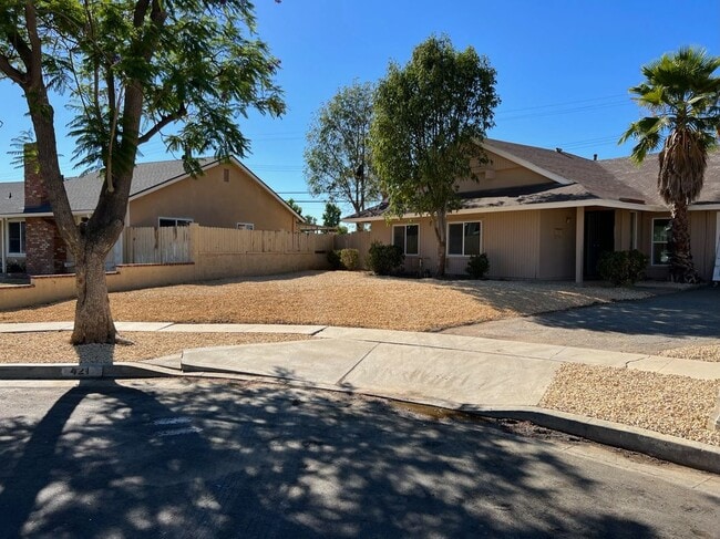 Building Photo - 421 Royal Cir
