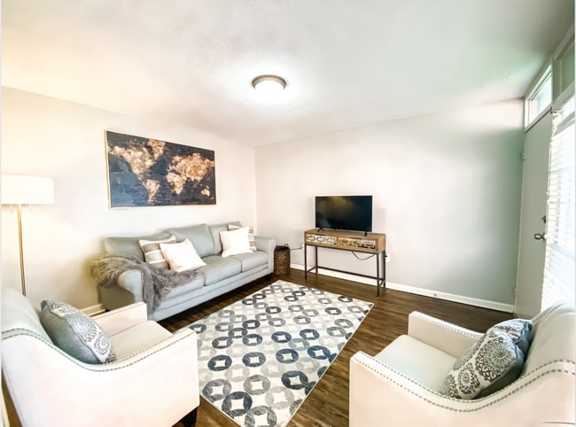 Building Photo - 2990 Rhodes Cir S