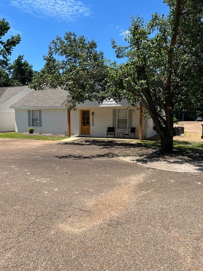 Building Photo - 200 Leigh Ln
