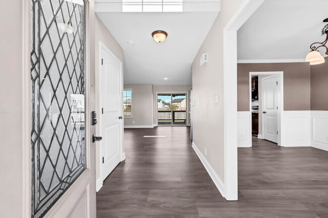 Building Photo - Close to Post and Move in Ready!