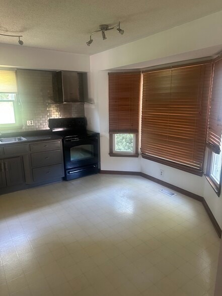 Building Photo - 2839 Sterling Park Dr