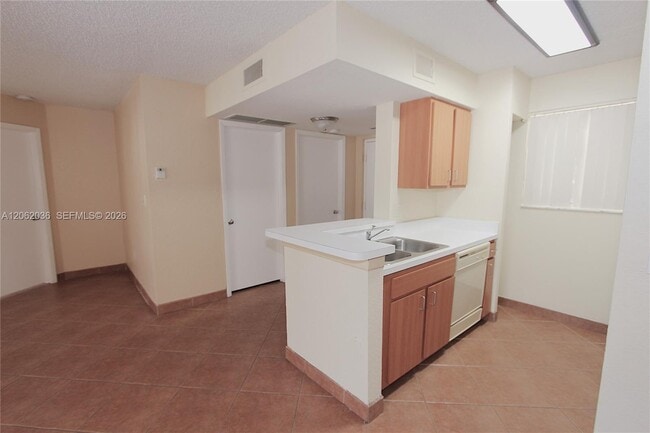 Building Photo - 2890 N Oakland Forest Dr