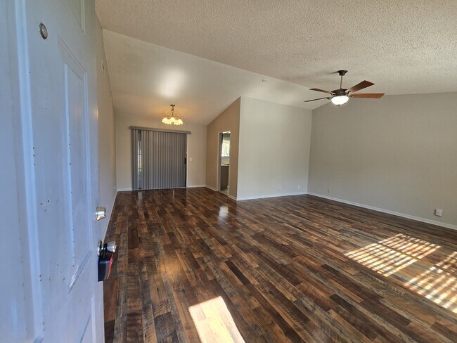 Building Photo - 425 Sunnyside Dr