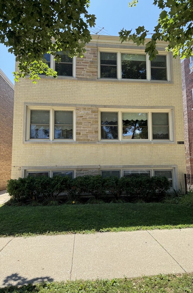 Primary Photo - 2711 W Berwyn Ave