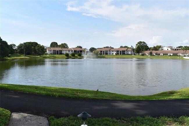 Building Photo - 2522 Pine Ridge Way S