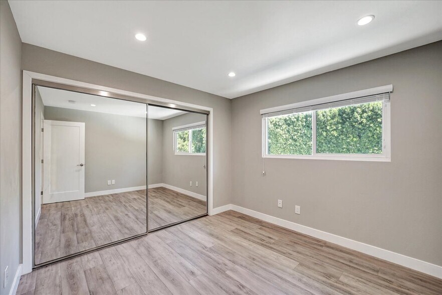 Building Photo - 5346 Tyrone Ave